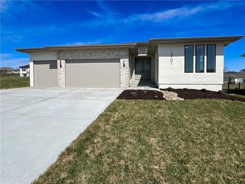 2701 Wheatley Dr, Blue Springs, MO 64029
