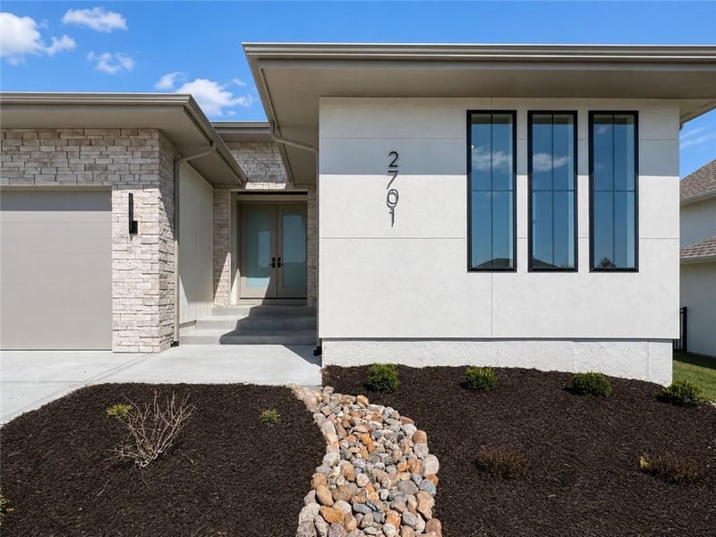 2701 Wheatley Dr, Blue Springs, MO 64029