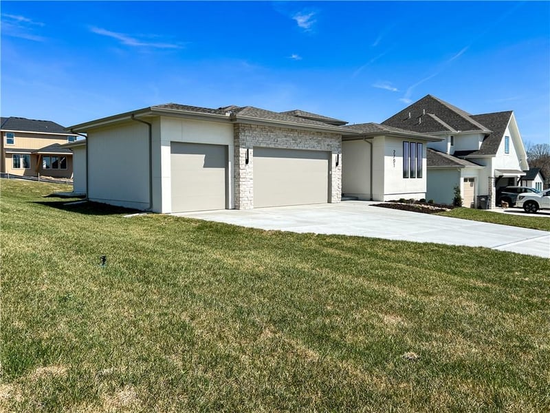 2701 Wheatley Dr, Blue Springs, MO 64029