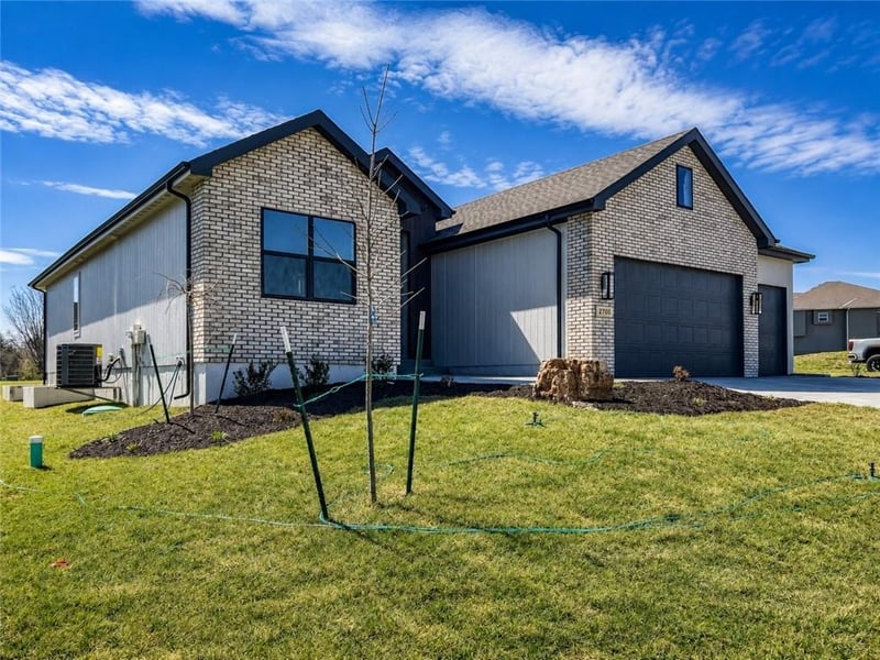 2700 Wheatley Dr, Blue Springs, MO 64029