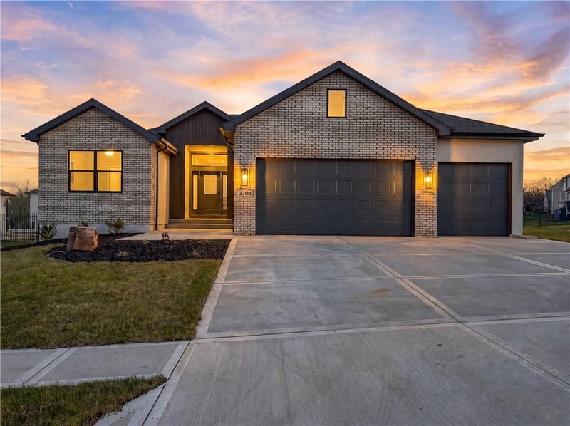 2700 Wheatley Dr, Blue Springs, MO 64029