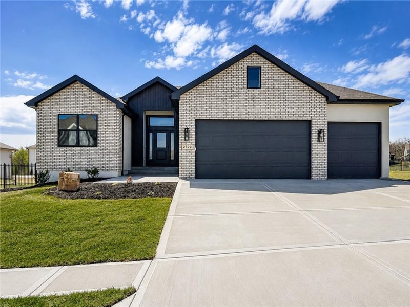 2700 Wheatley Dr, Blue Springs, MO 64029