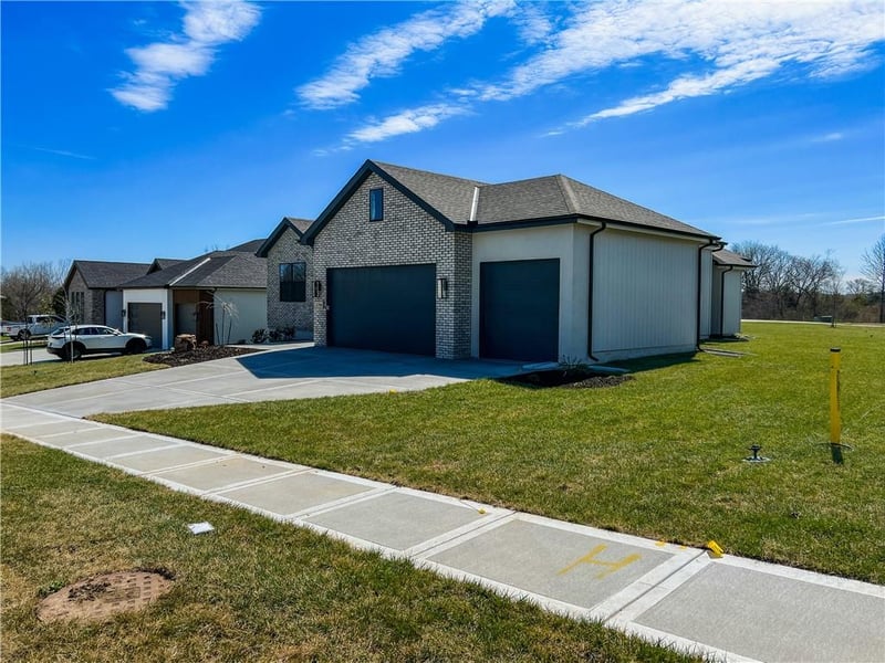 2700 Wheatley Dr, Blue Springs, MO 64029
