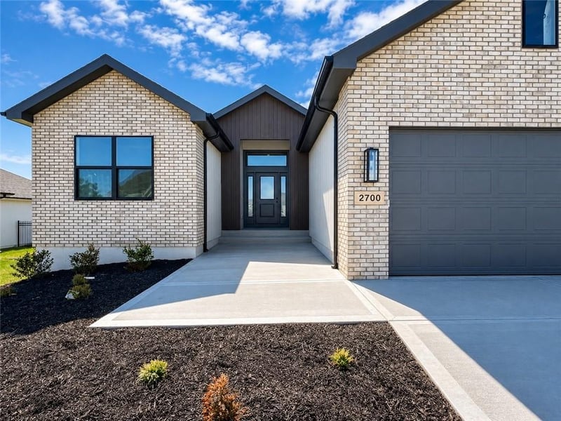2700 Wheatley Dr, Blue Springs, MO 64029