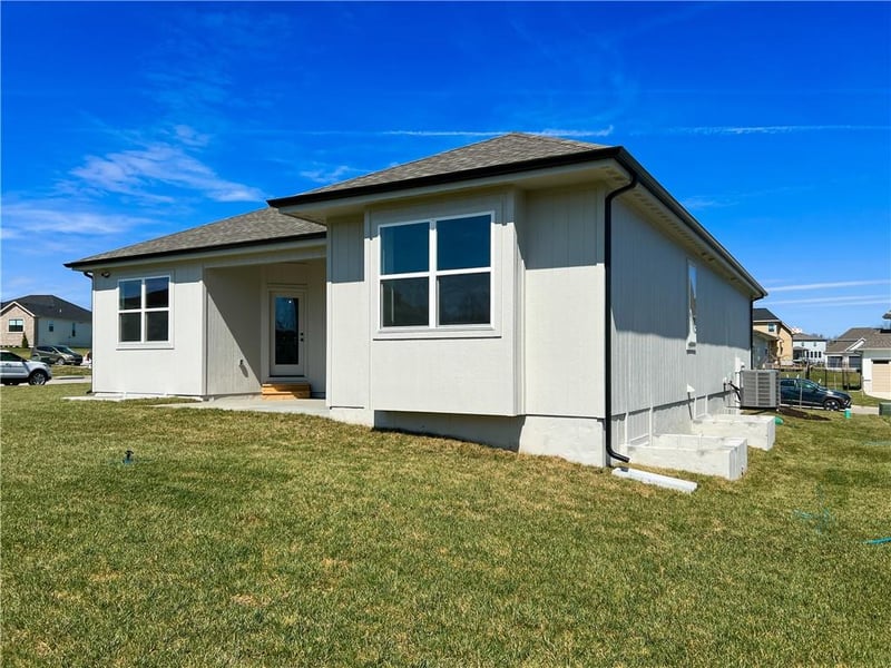 2700 Wheatley Dr, Blue Springs, MO 64029