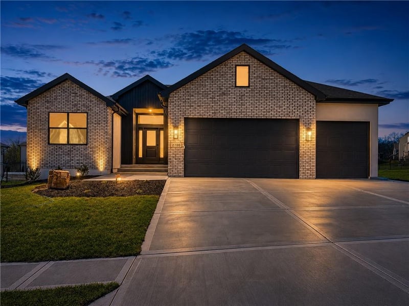 2700 Wheatley Dr, Blue Springs, MO 64029