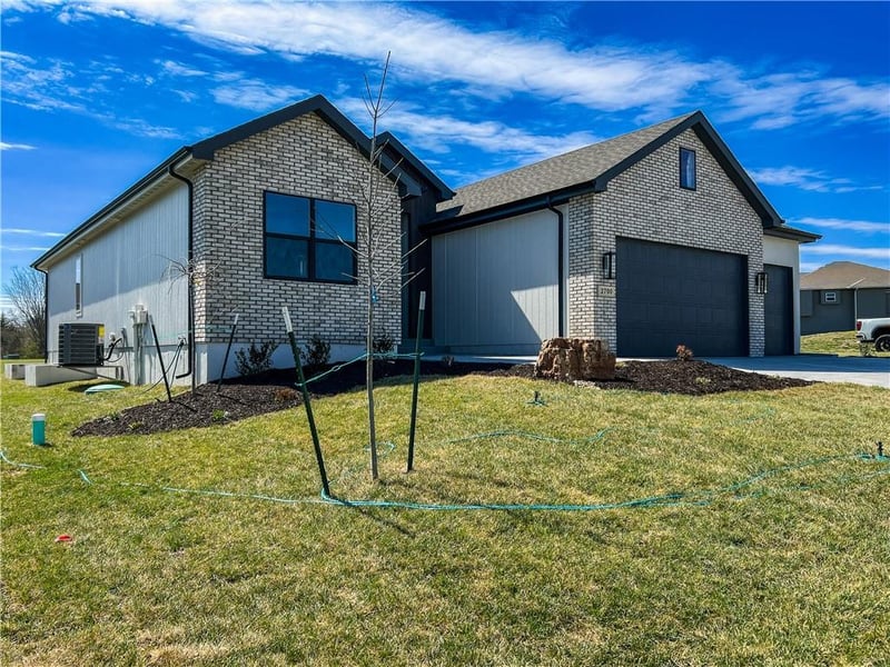 2700 Wheatley Dr, Blue Springs, MO 64029