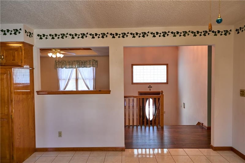 616 Michael Dr, Lee's Summit, MO 64086