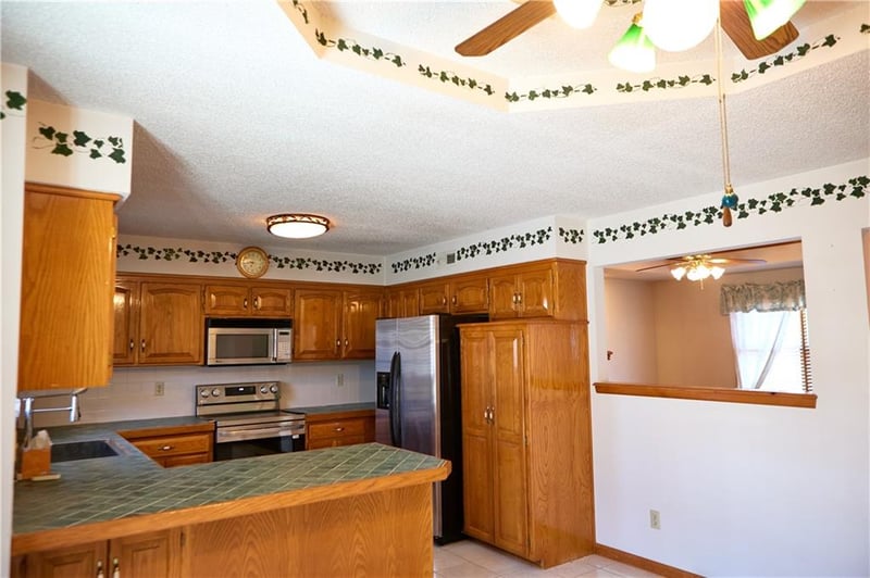 616 Michael Dr, Lee's Summit, MO 64086