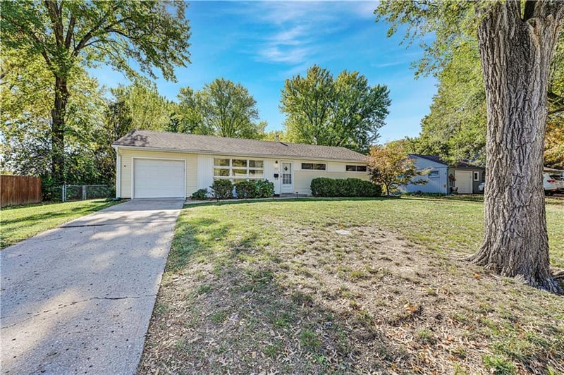 405 101st St, Kansas City, MO 64114