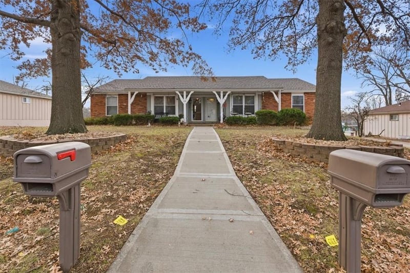 314 Melody Ln, Lee's Summit, MO 64063