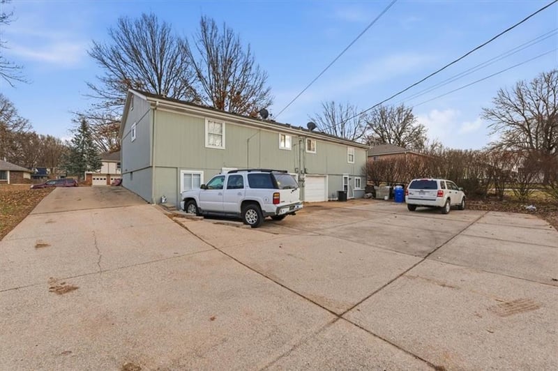 314 Melody Ln, Lee's Summit, MO 64063