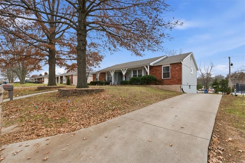 314 Melody Ln, Lee's Summit, MO 64063