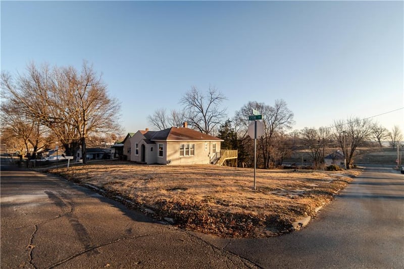 1520 7th St, Atchison, KS 66002