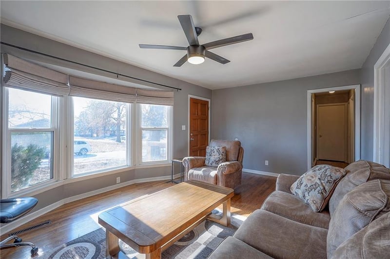 6104 136th St, Grandview, MO 64030