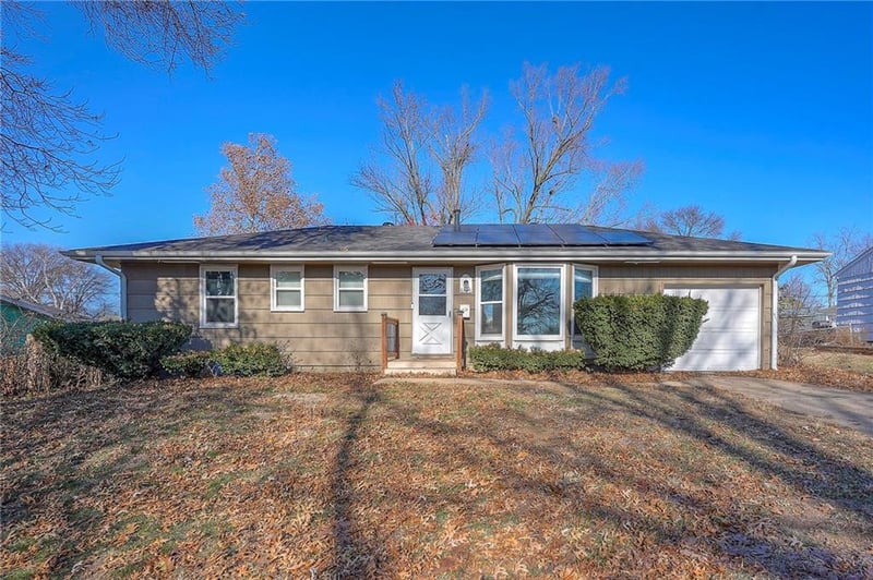 6104 136th St, Grandview, MO 64030