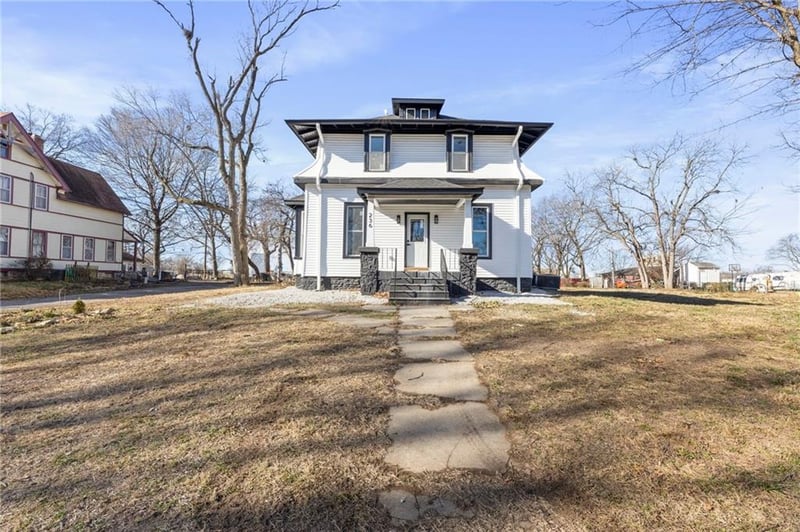 236 Ash St, Ottawa, KS 66067