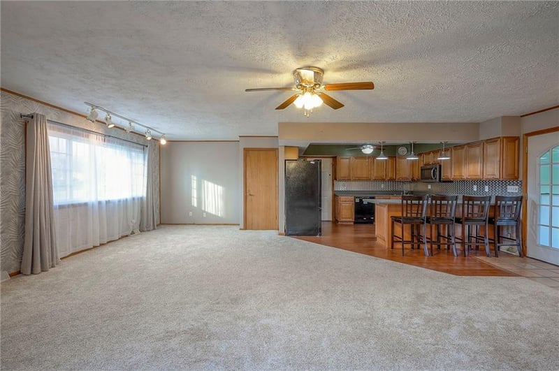 6509 Twin Oaks Dr, Kansas City, MO 64151