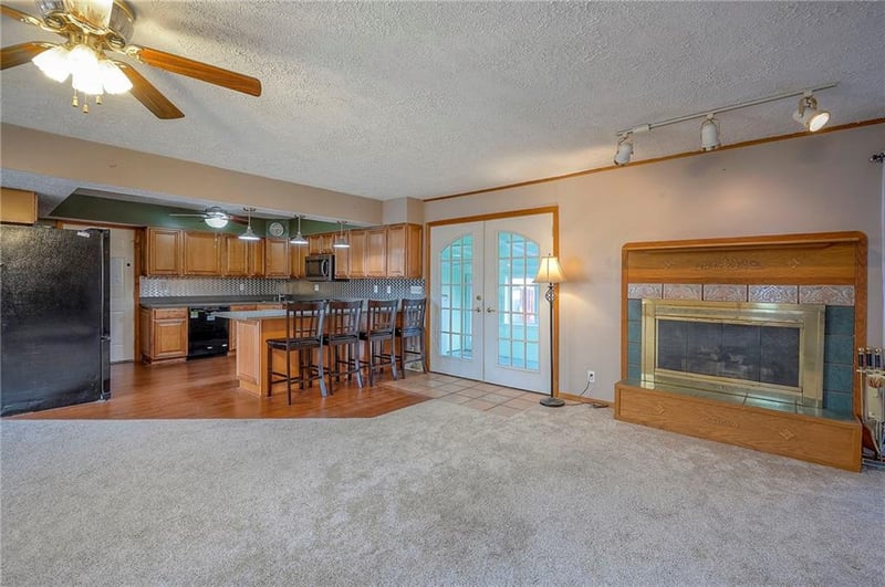 6509 Twin Oaks Dr, Kansas City, MO 64151