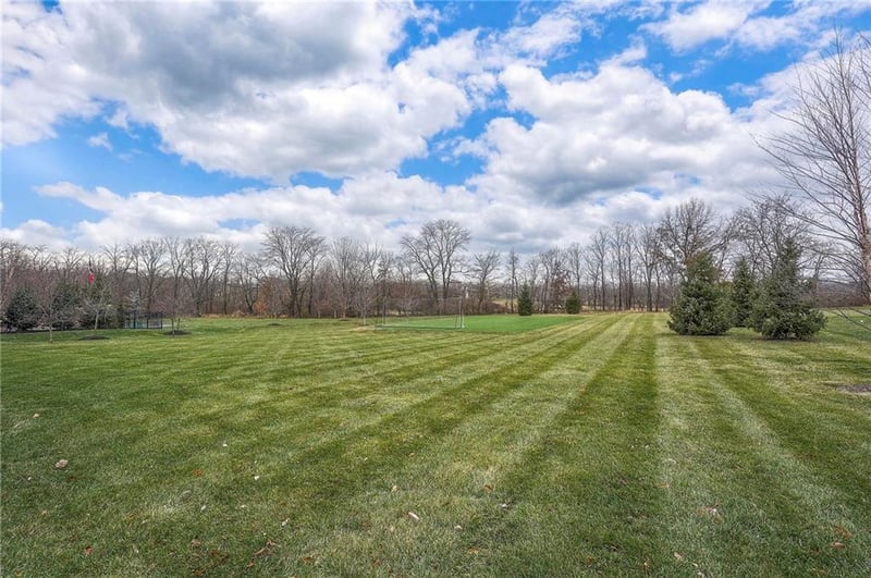 10502 N Willow Ave, Kansas City, MO 64157