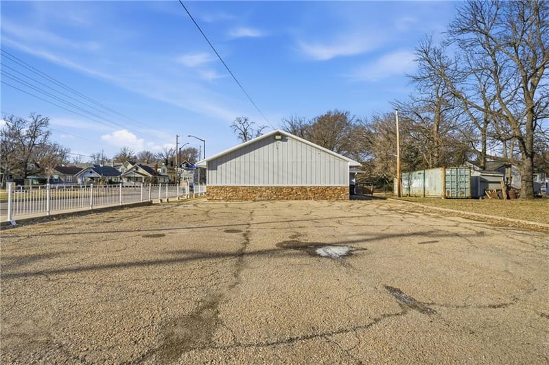 1196 Washburn Ave, Topeka, KS 66604