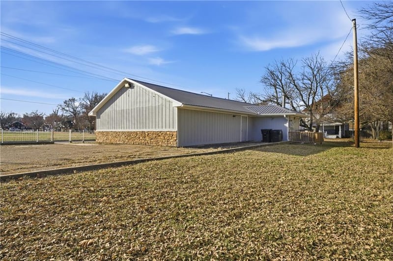 1196 Washburn Ave, Topeka, KS 66604