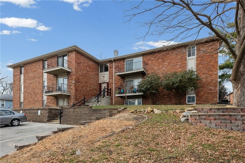 8221 Santa Fe Dr #8, Overland Park, KS 66204
