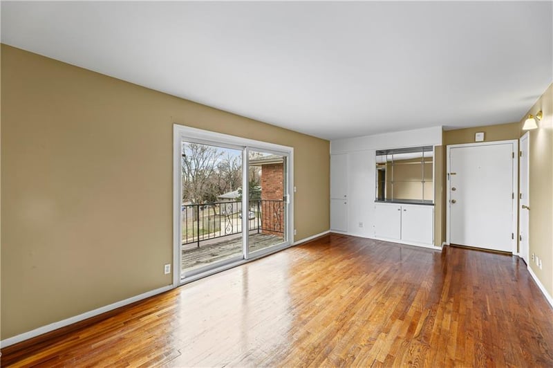 8221 Santa Fe Dr #8, Overland Park, KS 66204
