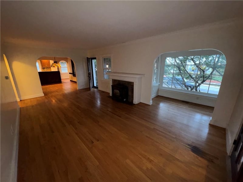 3700 Roanoke Dr, Kansas City, MO 64111