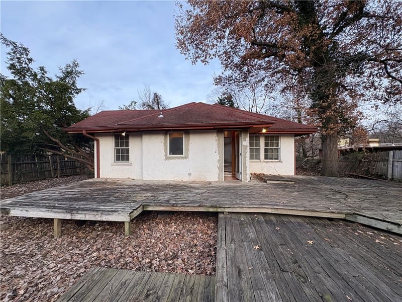 3700 Roanoke Dr, Kansas City, MO 64111