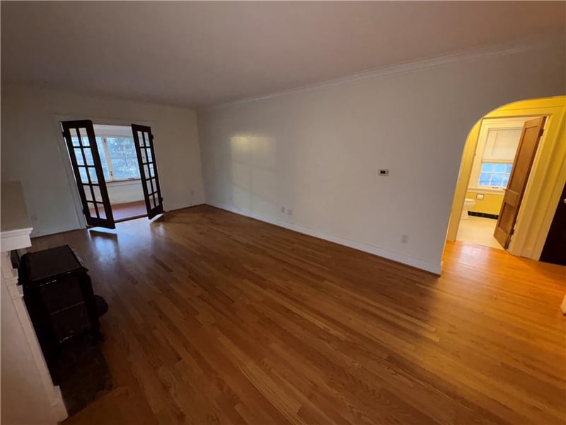 3700 Roanoke Dr, Kansas City, MO 64111