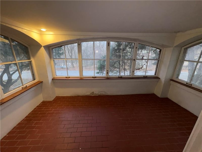 3700 Roanoke Dr, Kansas City, MO 64111