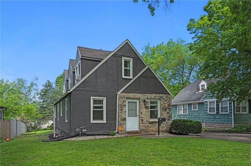 8242 Belleview Ave, Kansas City, MO 64114