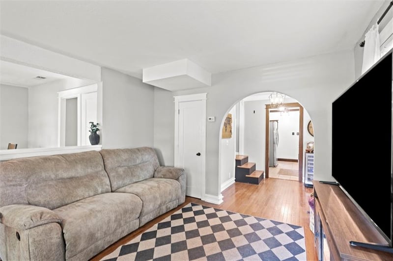 8242 Belleview Ave, Kansas City, MO 64114