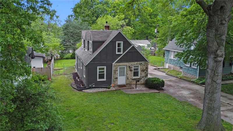 8242 Belleview Ave, Kansas City, MO 64114