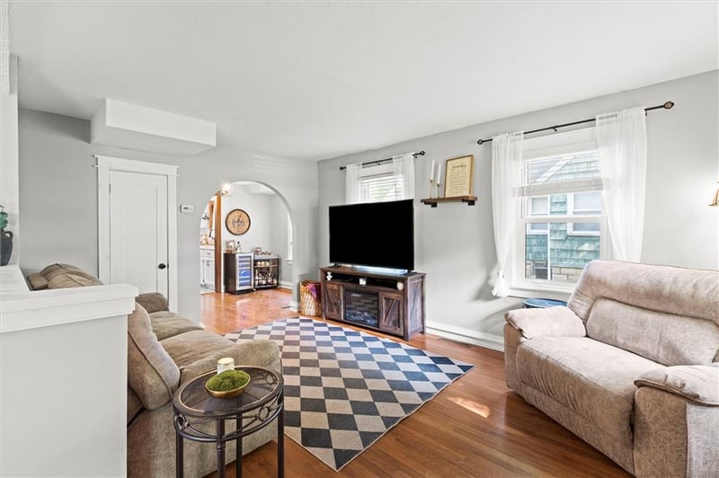 8242 Belleview Ave, Kansas City, MO 64114