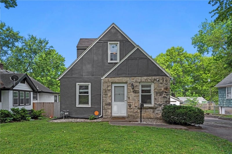 8242 Belleview Ave, Kansas City, MO 64114