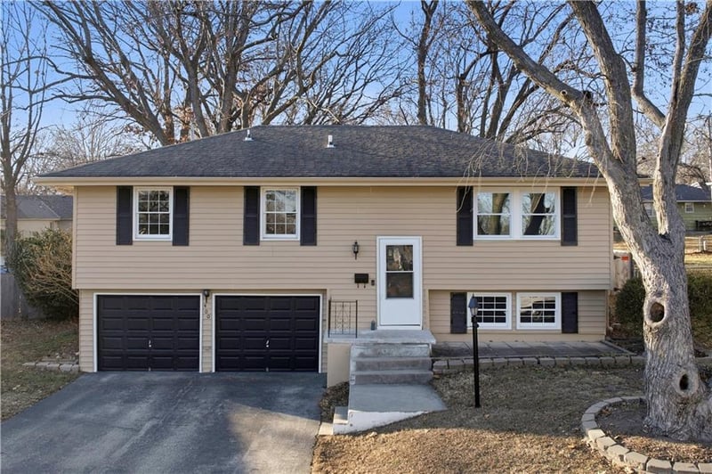 400 Sharon Dr, Lee's Summit, MO 64063