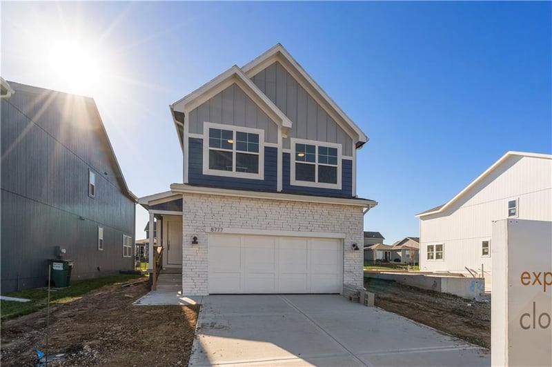 8712 Edgewater Dr, Blue Springs, MO 64064