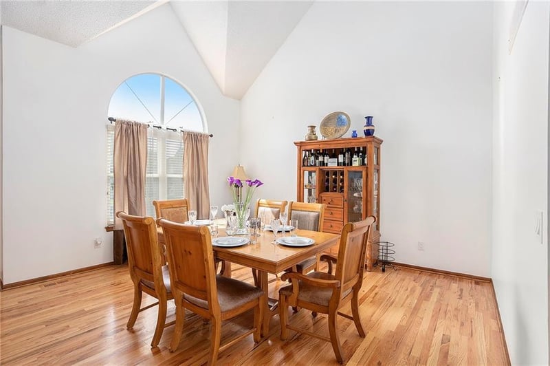 5420 Rainbow Ct, Lee's Summit, MO 64064