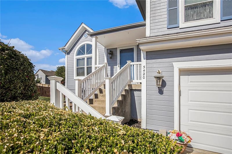 5420 Rainbow Ct, Lee's Summit, MO 64064