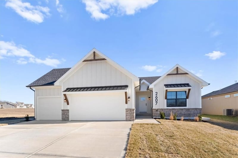 2607 Firefly Ln, Lee's Summit, MO 64082