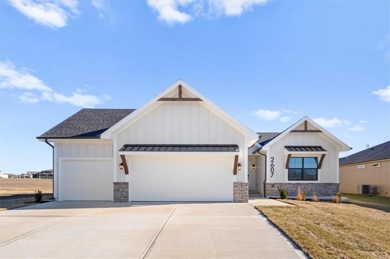 2607 Firefly Ln, Lee's Summit, MO 64082