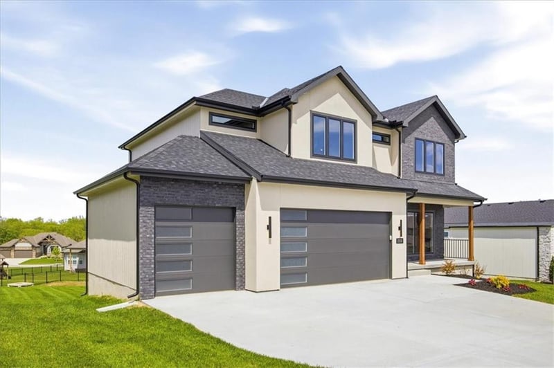 2230 Crown Dr, Lee's Summit, MO 64082