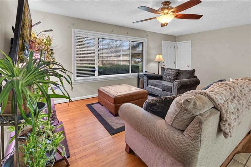 409 58th St, Kansas City, MO 64118