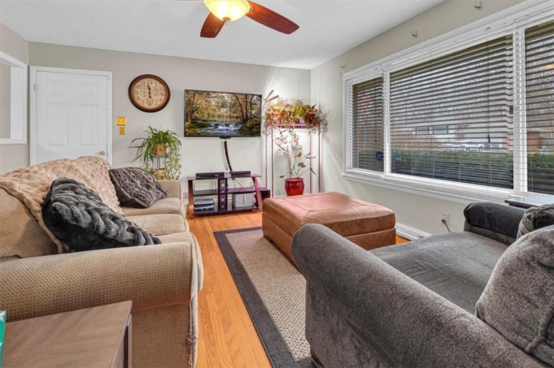 409 58th St, Kansas City, MO 64118