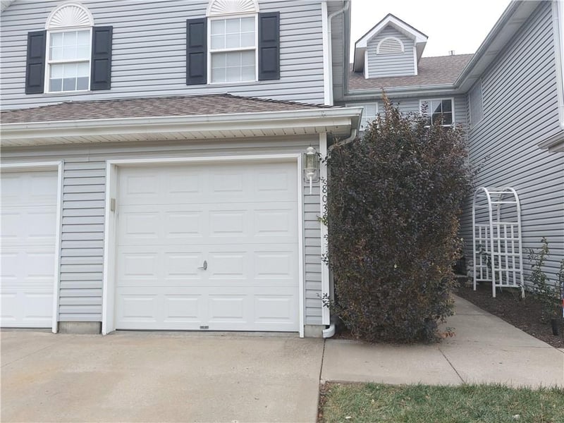 8039 Elmwood Ave, Kansas City, MO 64119