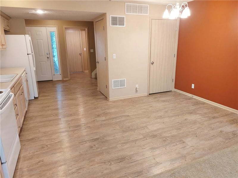 8039 Elmwood Ave, Kansas City, MO 64119