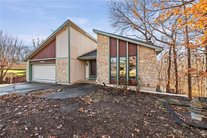 1910 NW 45th St, Riverside, MO 64150