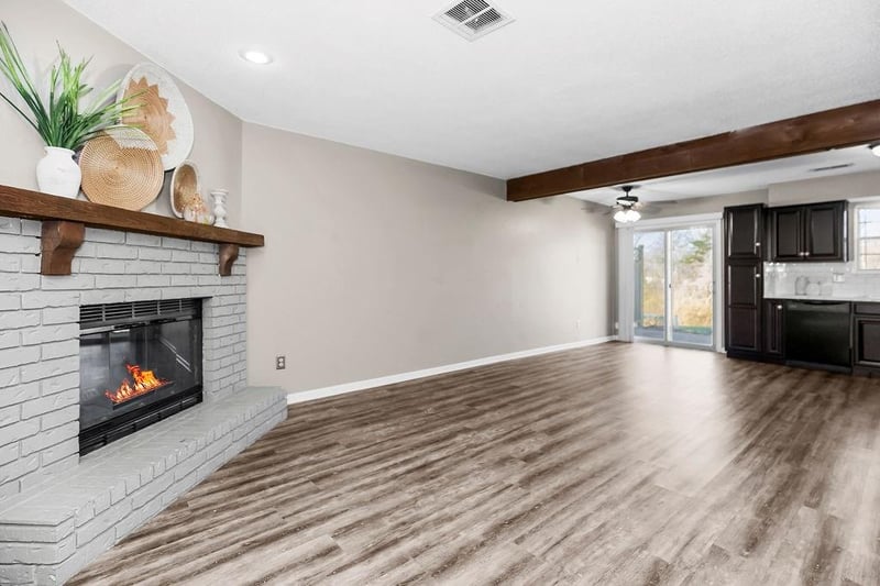 228 Pinetree Ln, Lee's Summit, MO 64063